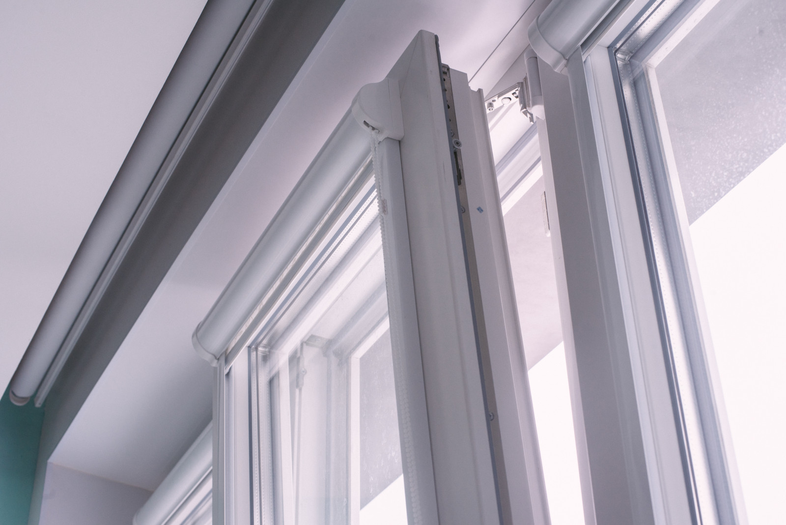 Перепланировка квартиры с радиальной фасадной стеной, авторская мозаика.