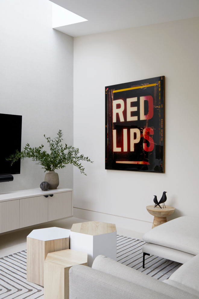 Geräumiges Modernes Wohnzimmer mit Betonboden und TV-Wand in London