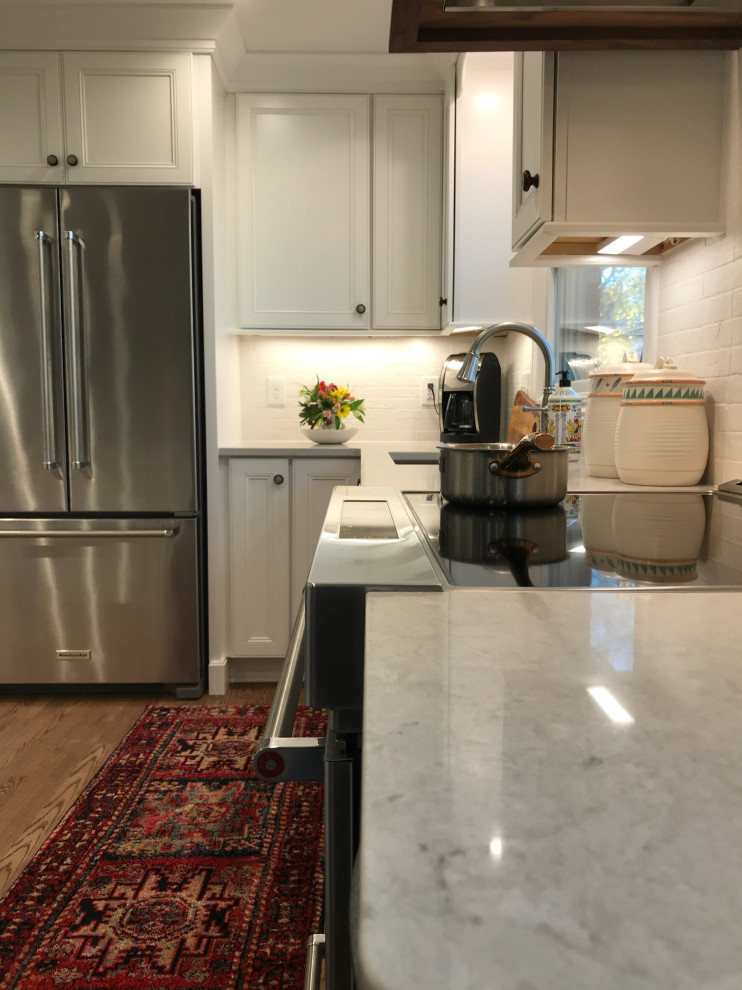 Example of a large transitional kitchen design