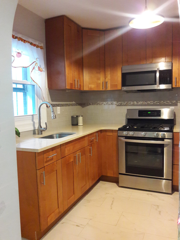 Kitchen - kitchen idea in Miami
