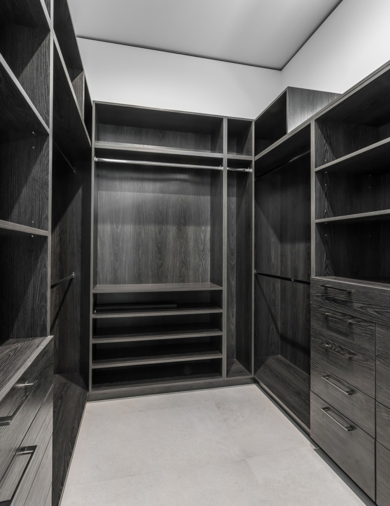 Источник вдохновения для домашнего уюта: большой встроенный шкаф унисекс в современном стиле с плоскими фасадами, темными деревянными фасадами, полом из керамической плитки и серым полом