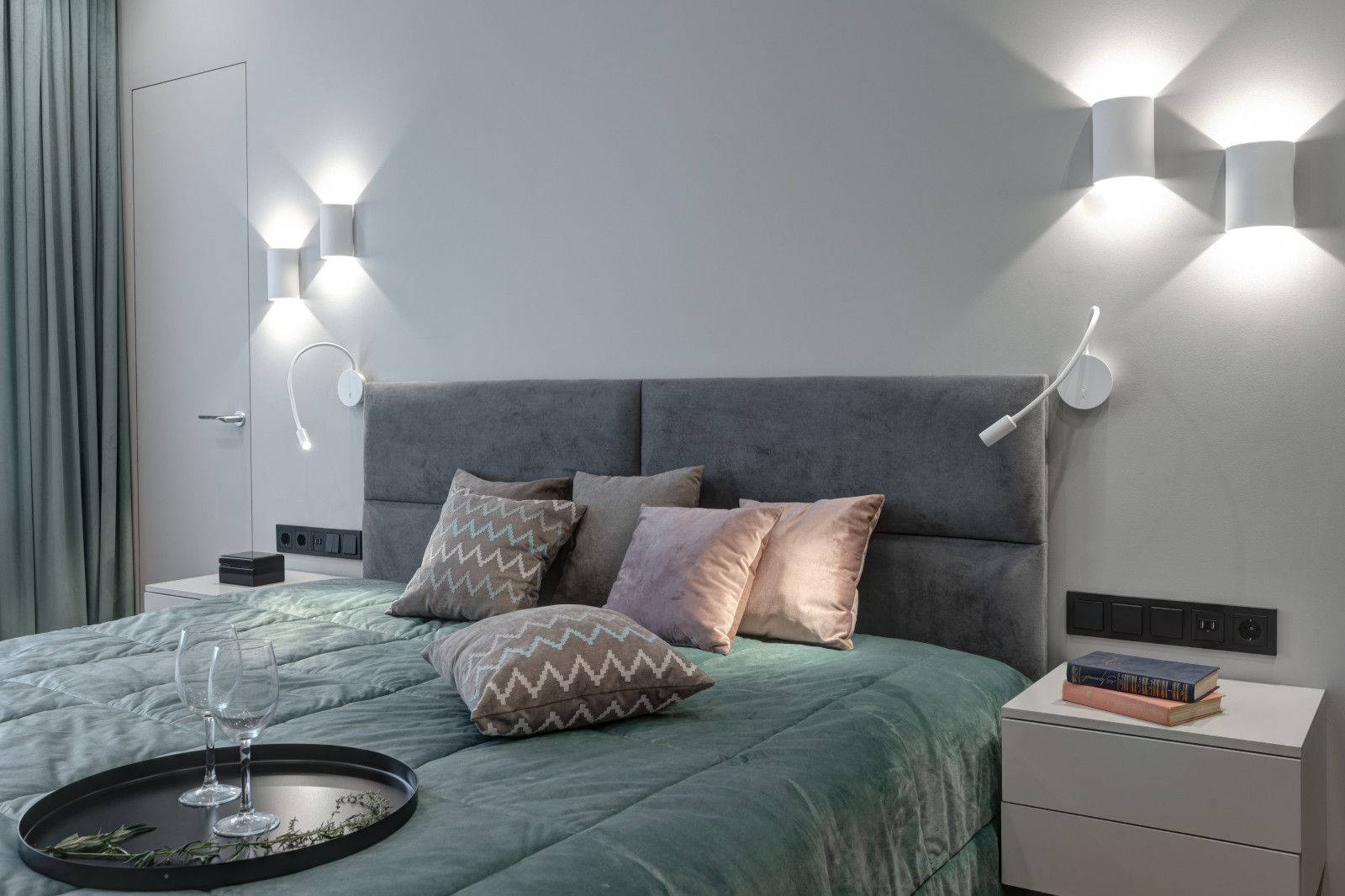 "Смокинг". Квартира на наб. Т. Шевченко