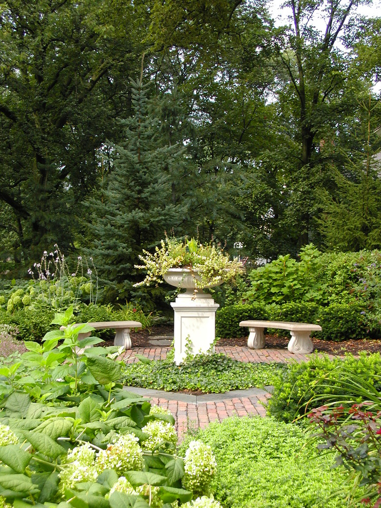 Small traditional formal garden in Chicago.