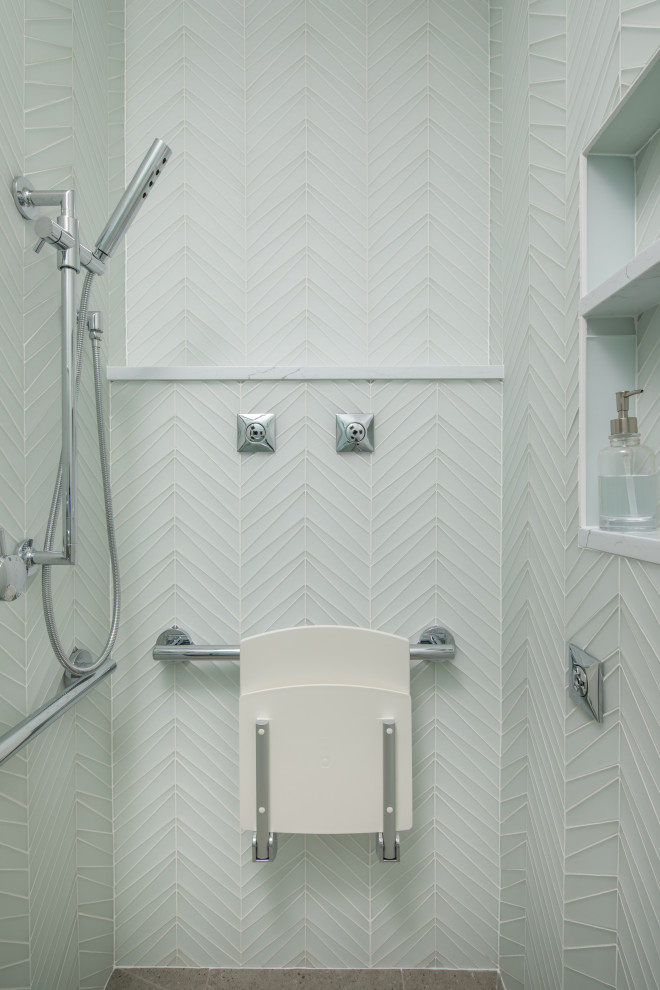 На фото: маленькая главная ванная комната в современном стиле с стеклянными фасадами, серыми фасадами, душем без бортиков, биде, белой плиткой, стеклянной плиткой, белыми стенами, полом из керамогранита, настольной раковиной, столешницей из искусственного кварца, серым полом, душем с распашными дверями, белой столешницей, нишей, тумбой под одну раковину, подвесной тумбой и обоями на стенах для на участке и в саду