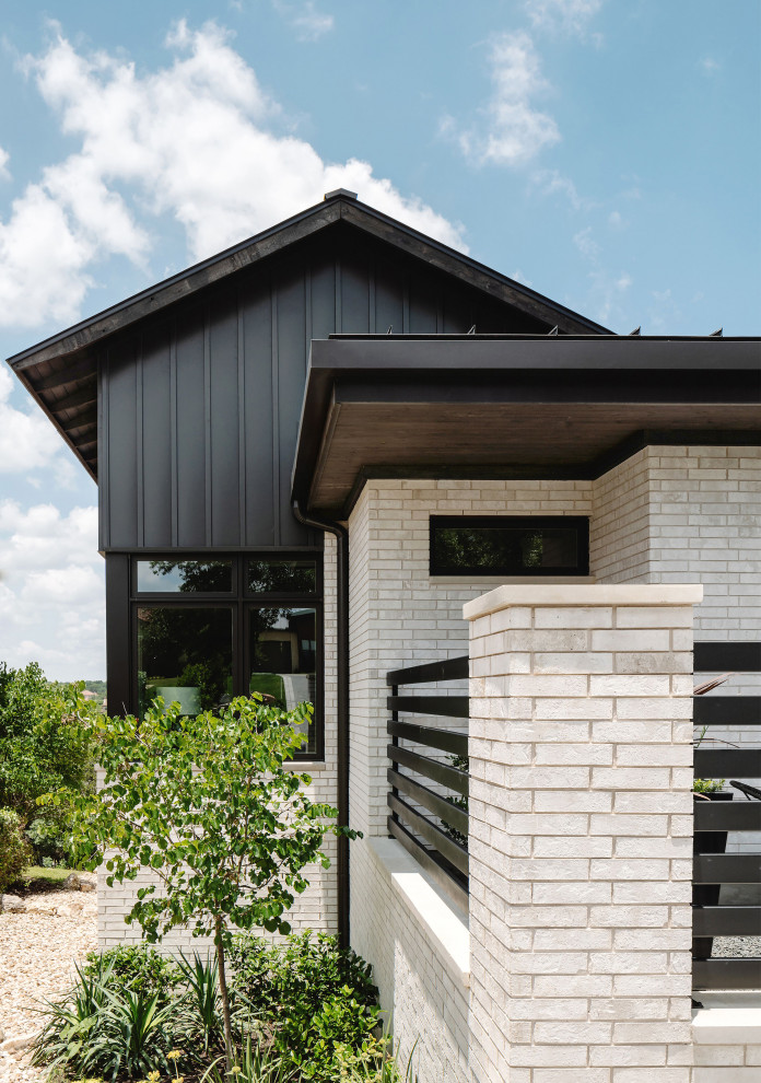 Example of a transitional home design design in Austin