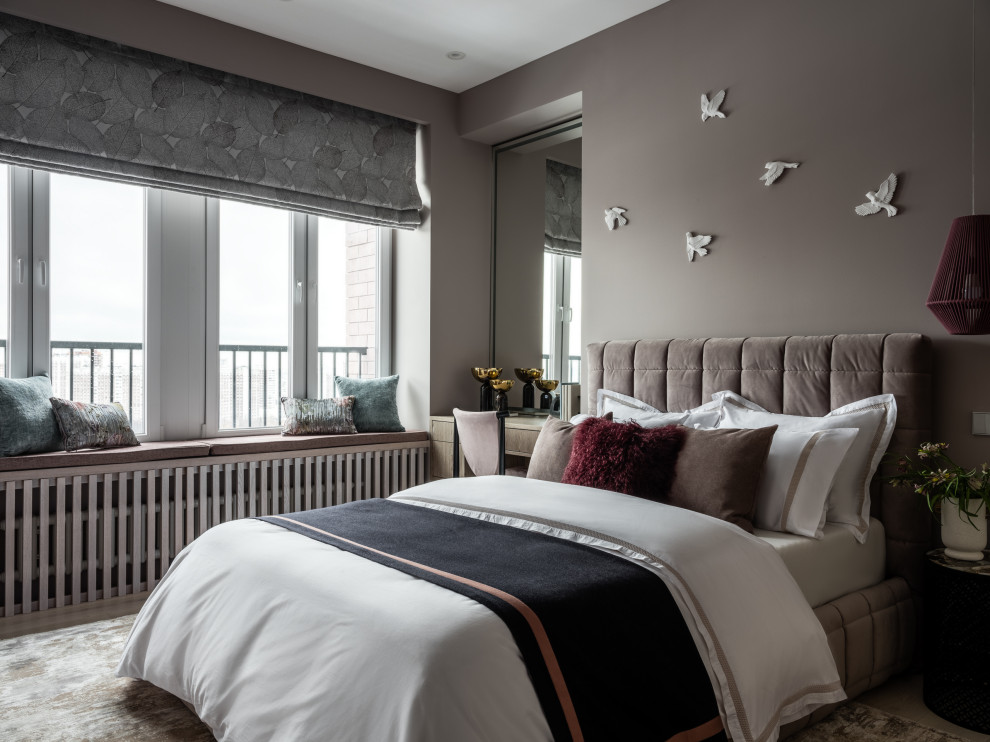 На фото: хозяйская спальня среднего размера в современном стиле с серыми стенами, светлым паркетным полом и бежевым полом с