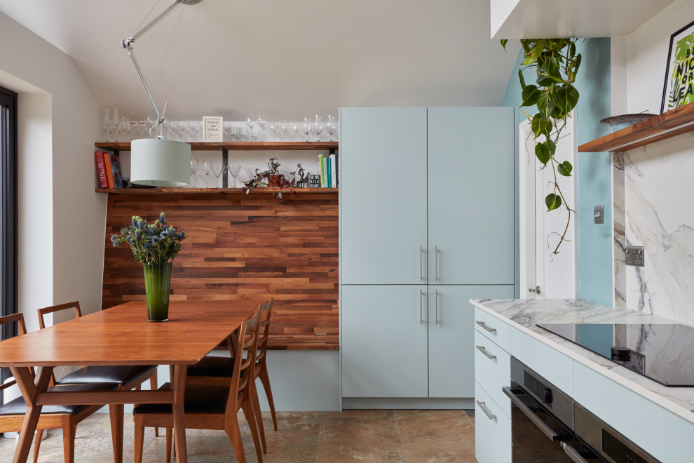Idéer för ett mellanstort modernt grå kök, med en nedsänkt diskho, släta luckor, blå skåp, bänkskiva i koppar, grått stänkskydd, stänkskydd i porslinskakel, rostfria vitvaror, skiffergolv och grått golv