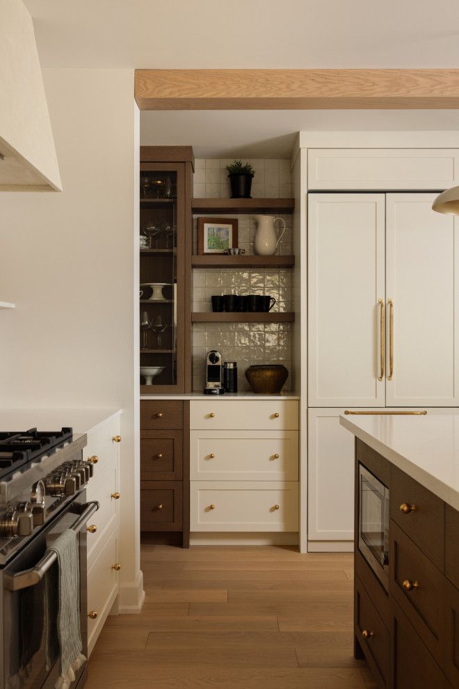 Transitional kitchen photo in Toronto