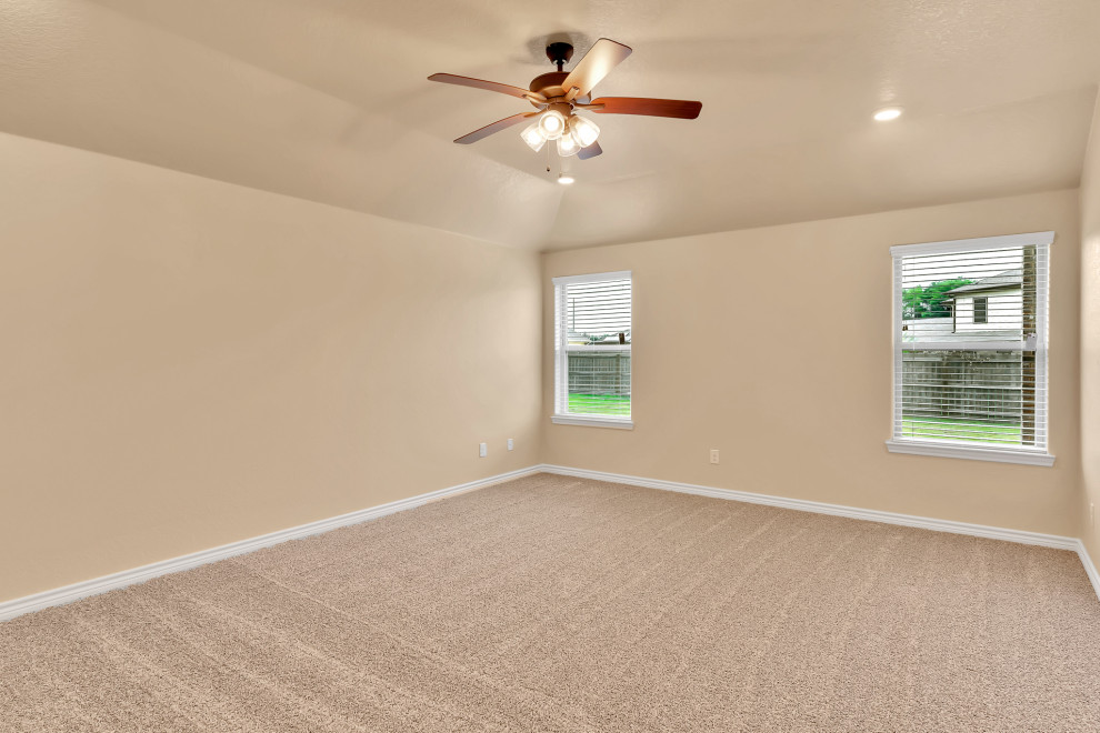 Idée de décoration pour une grande chambre minimaliste avec un mur blanc, aucune cheminée, un sol beige et un plafond voûté.