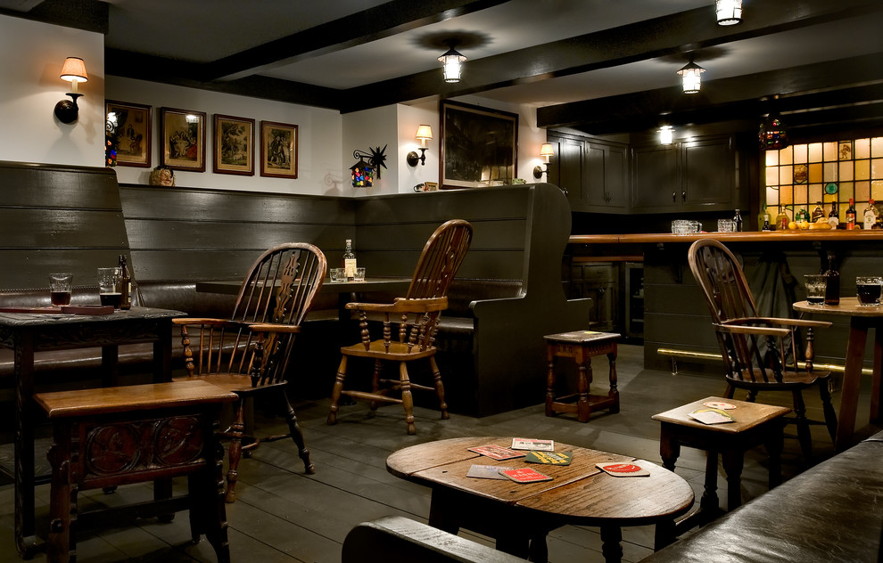 Foto di un angolo bar classico con parquet scuro, ante in stile shaker, ante nere e top in legno