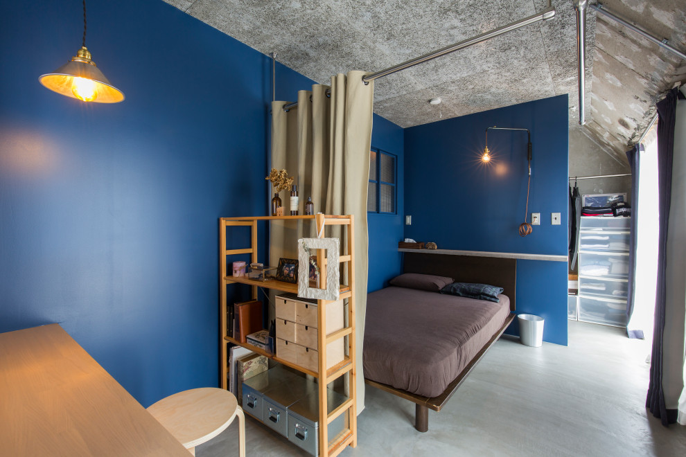 На фото: хозяйская спальня среднего размера в стиле лофт с синими стенами, бетонным полом, деревянным потолком и стенами из вагонки с