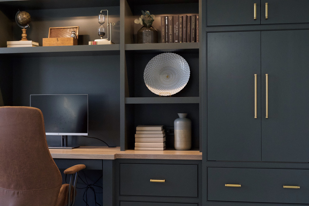 Idées déco pour un petit bureau classique avec un mur blanc, moquette, un bureau intégré, un sol gris et poutres apparentes.