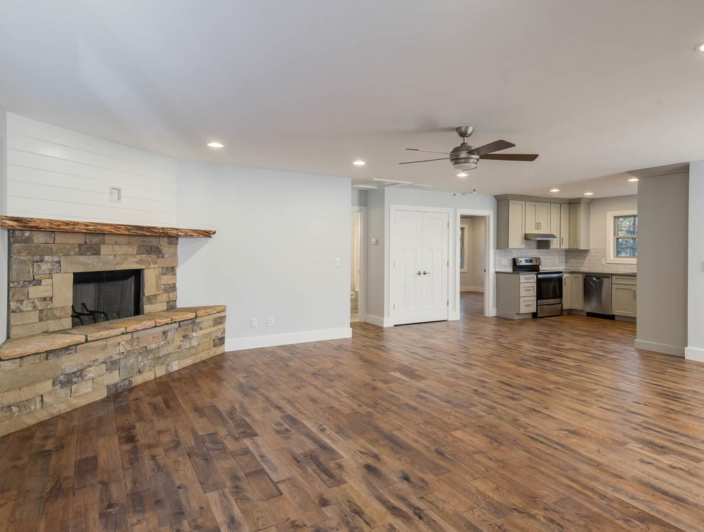 Inspiration for a small rustic home design remodel