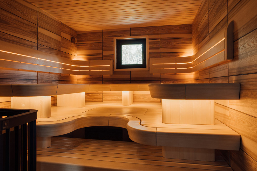 Деревянное окно в парной.