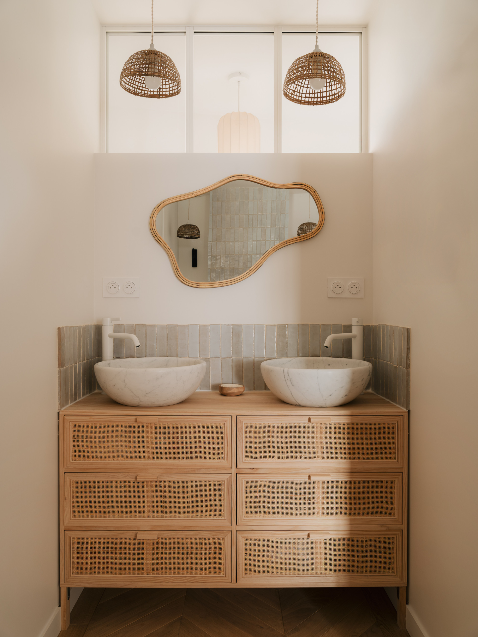 Inspiration for a scandinavian bathroom remodel in Paris