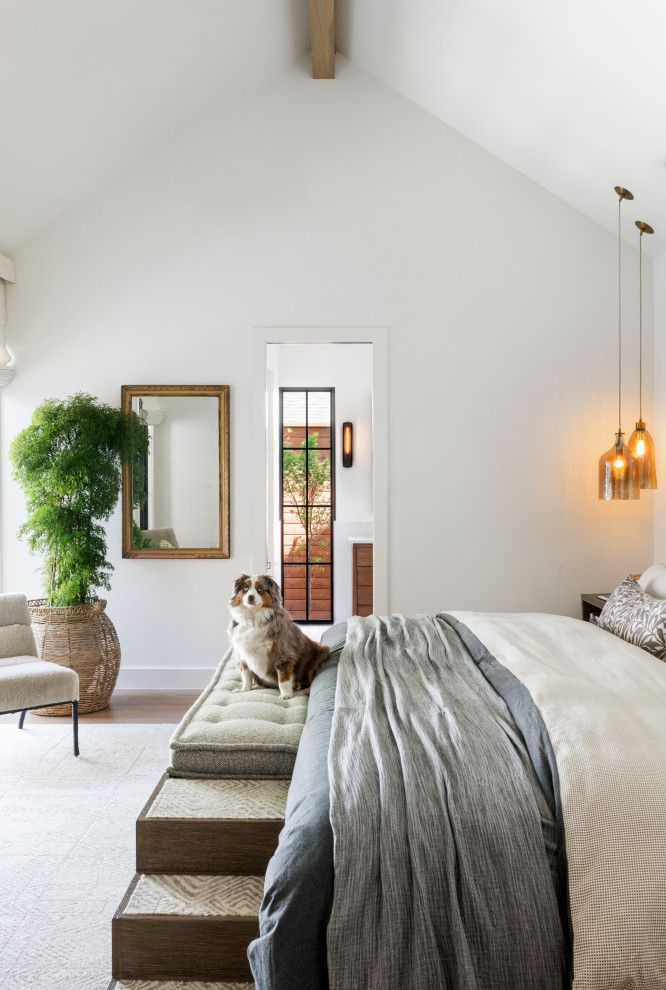Imagen de dormitorio principal, abovedado, blanco y blanco y madera clásico renovado grande con paredes blancas, suelo de madera en tonos medios y suelo marrón