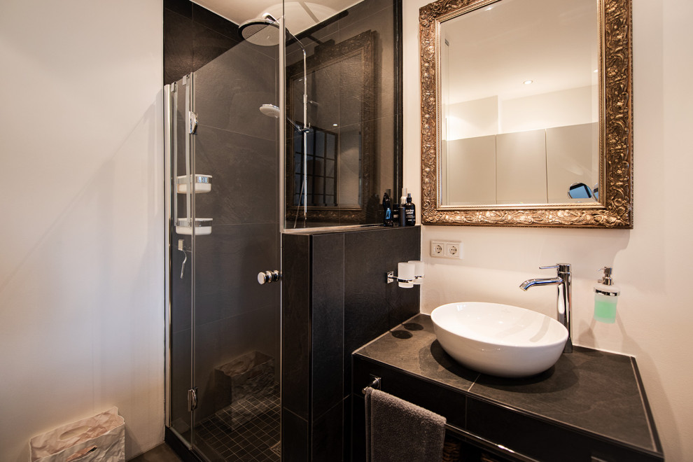Imagen de cuarto de baño principal y único actual de tamaño medio con ducha a ras de suelo, paredes blancas, lavabo sobreencimera, suelo gris y ducha con puerta con bisagras