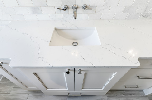 Clean Transitional White Modern Bathroom nyklassisk-badrum