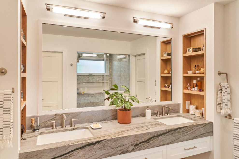 На фото: главная ванная комната среднего размера в современном стиле с фасадами в стиле шейкер, врезной раковиной, душем с распашными дверями, тумбой под две раковины, встроенной тумбой и нишей с