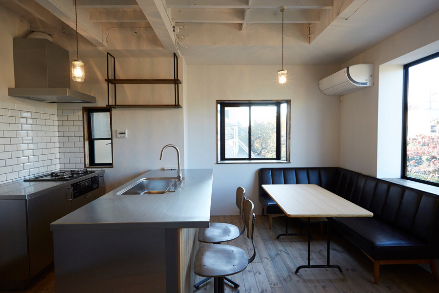 横浜にあるインダストリアルスタイルのおしゃれなダイニングの写真