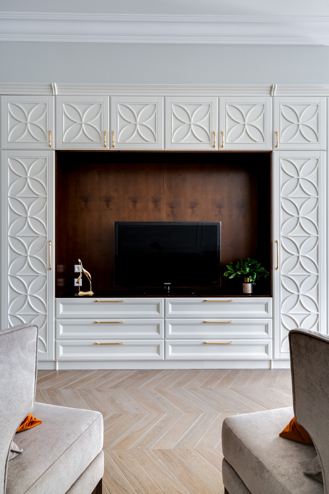 Просторная гостинная с функциональной мебелью