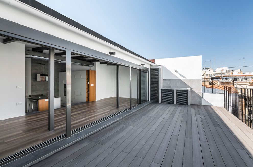 Inspiration for an industrial rooftop deck in Valencia with an outdoor kitchen.
