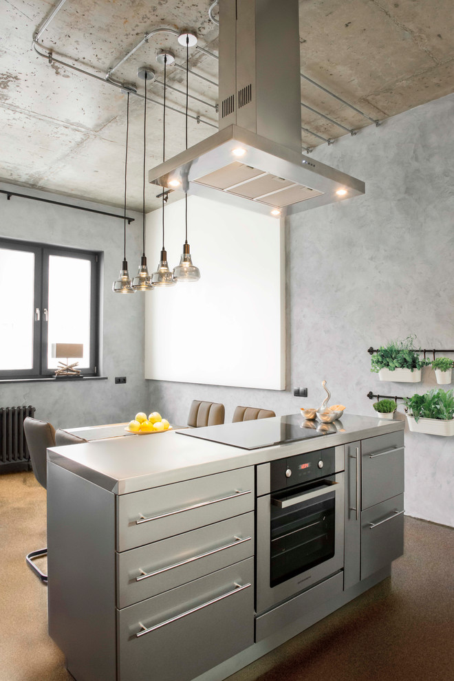 Inspiration for a mid-sized industrial kitchen in Moscow.