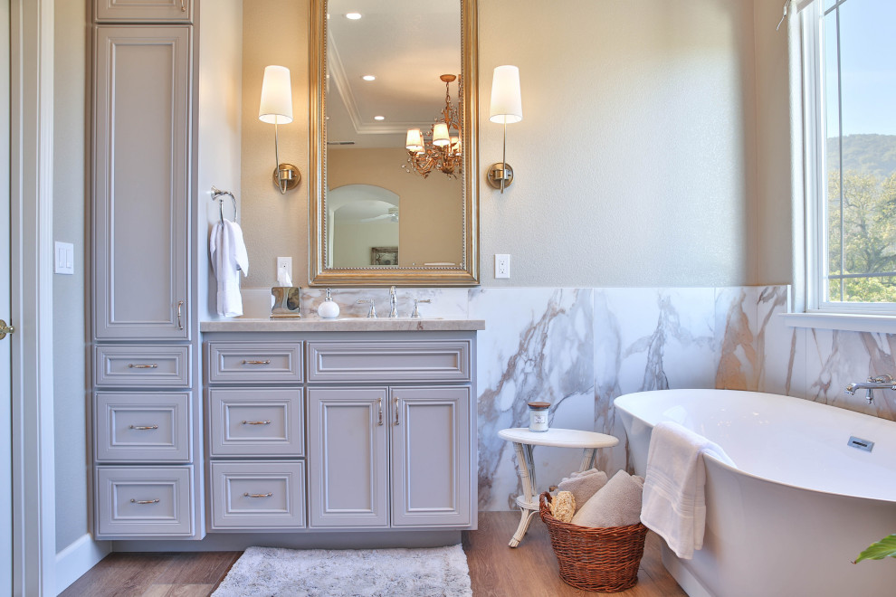 Immagine di una grande stanza da bagno padronale con vasca freestanding, doccia ad angolo, porta doccia a battente, top beige, due lavabi e mobile bagno incassato