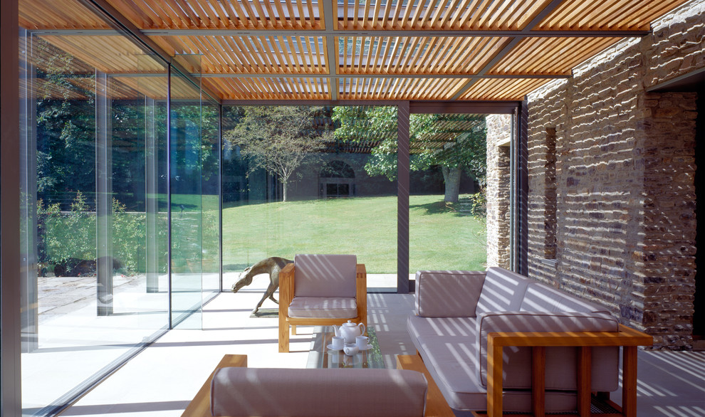 Photo of a transitional patio in Hampshire.