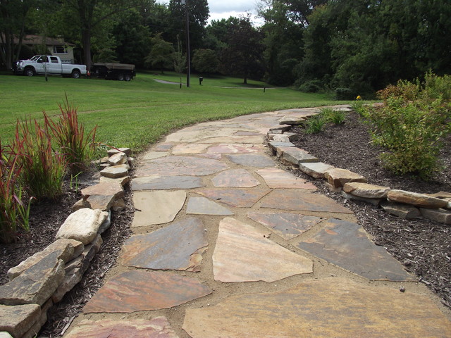 Natural Flagstone Sidewalk & Fresh Plantings rustikt-have