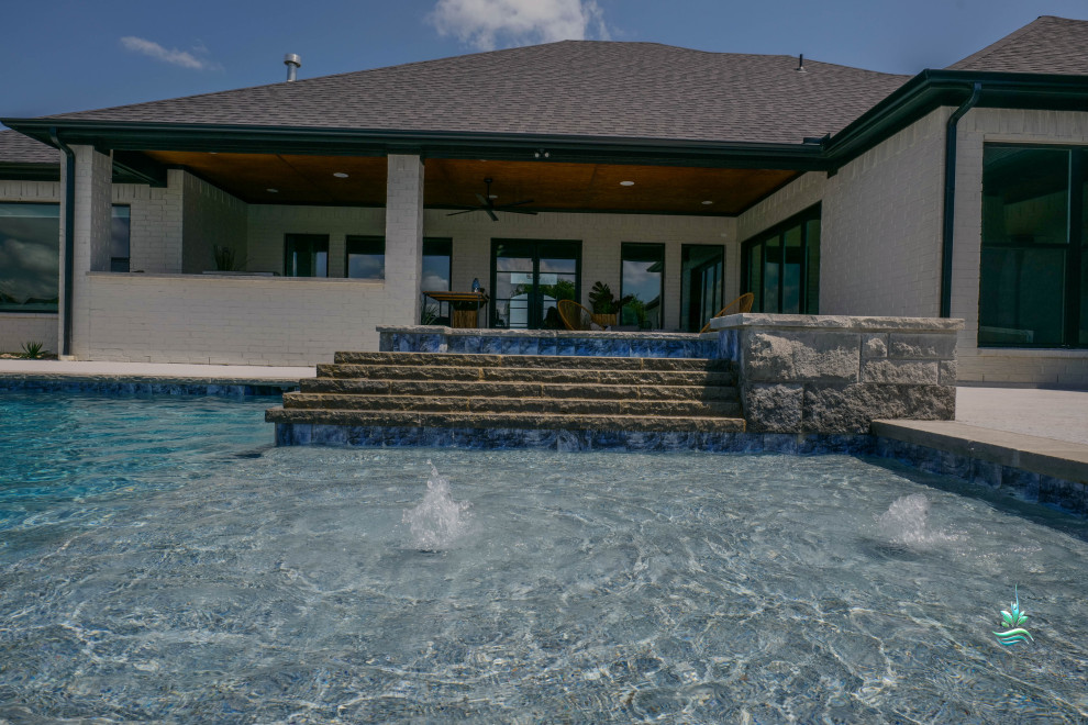 Réalisation d'une très grande piscine naturelle et arrière vintage rectangle avec des solutions pour vis-à-vis et une terrasse en bois.