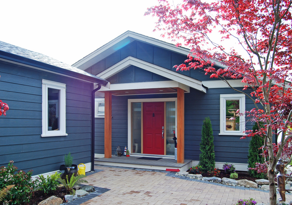Inspiration for a mid-sized contemporary two-storey grey exterior in Vancouver with concrete fiberboard siding.