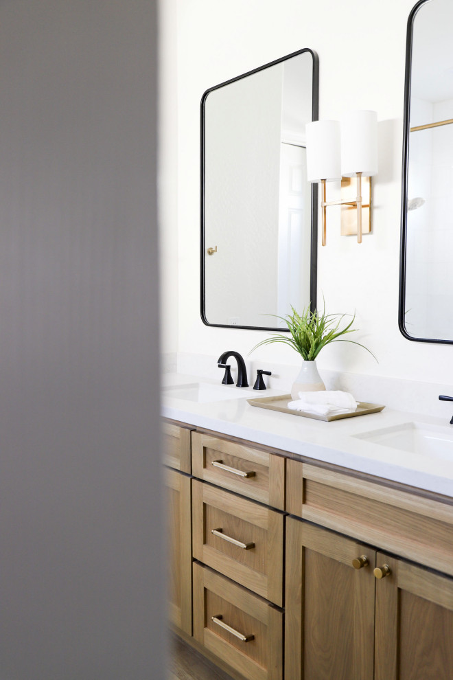 Example of a transitional home design design in Phoenix