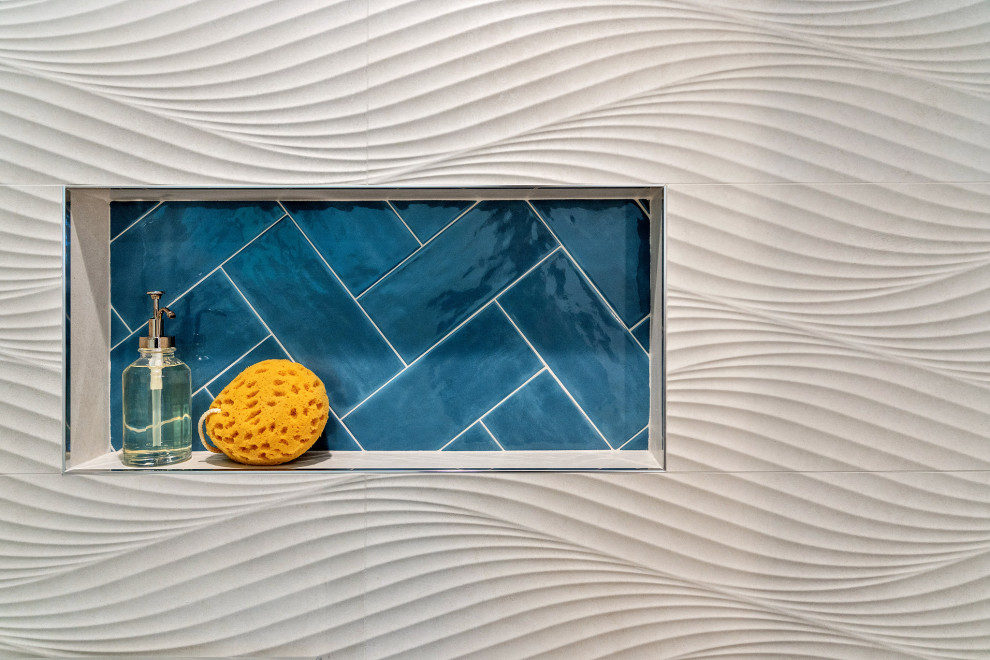 Foto på ett stort maritimt en-suite badrum, med en dusch i en alkov, blå kakel, keramikplattor och vita väggar