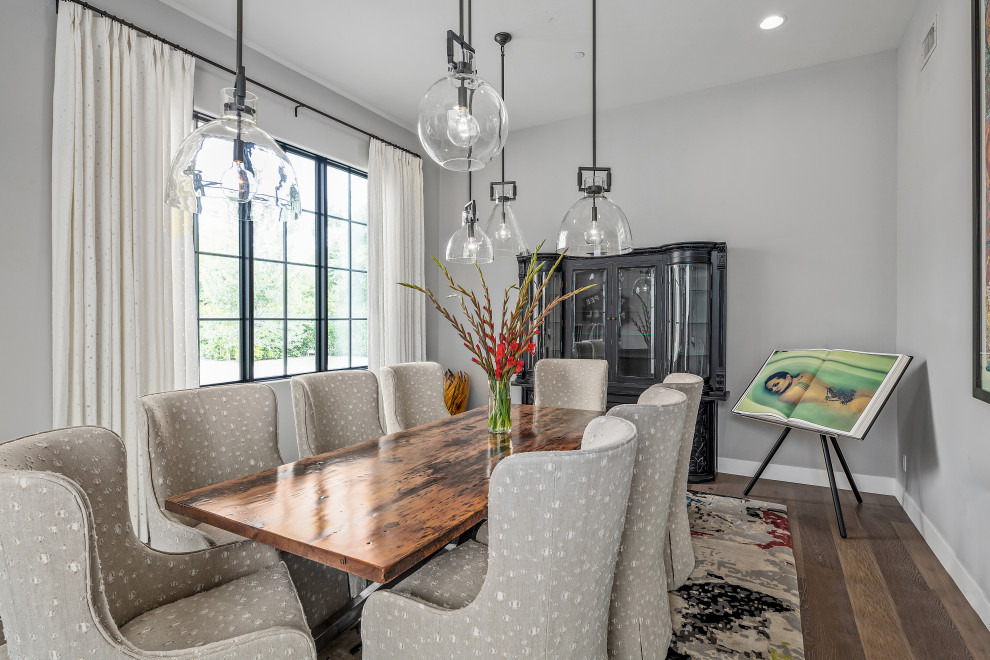 Example of a transitional home design design in Phoenix