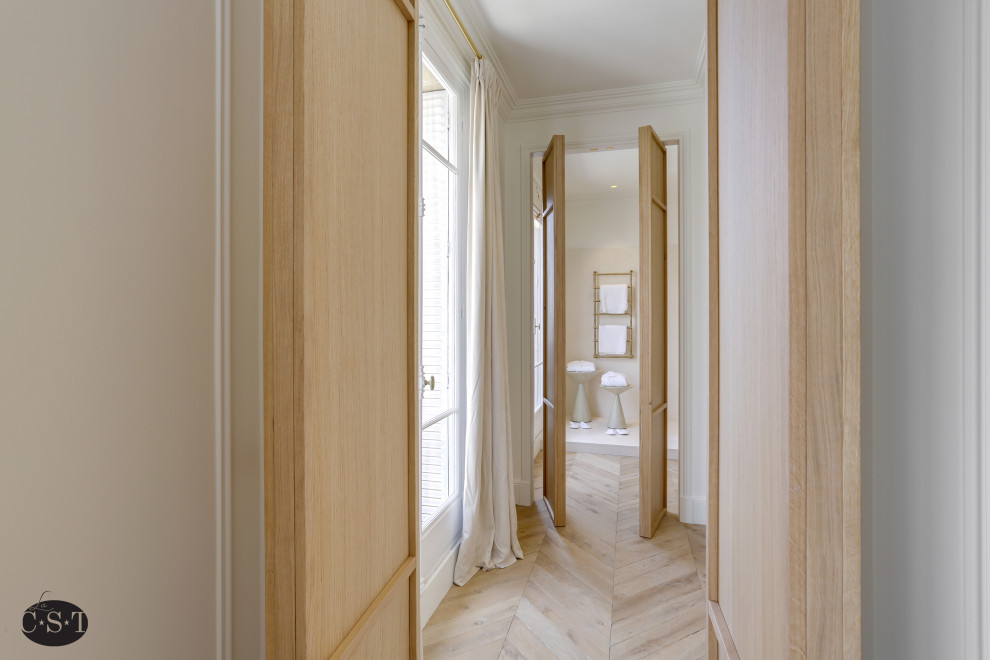 Стильный дизайн: большой коридор в стиле неоклассика (современная классика) с деревянными стенами - последний тренд
