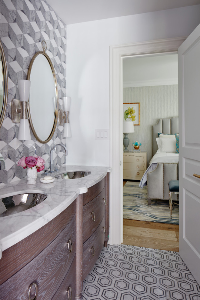Foto på ett mycket stort vintage flerfärgad badrum för barn, med skåp i shakerstil, vita skåp, en dusch i en alkov, en vägghängd toalettstol, beige kakel, marmorkakel, beige väggar, klinkergolv i keramik, ett fristående handfat, marmorbänkskiva, svart golv och dusch med gångjärnsdörr