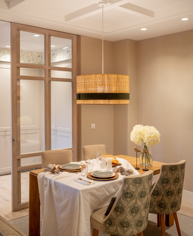 Imagen de comedor tradicional renovado de tamaño medio abierto sin chimenea con paredes grises, suelo laminado, suelo marrón, bandeja y papel pintado
