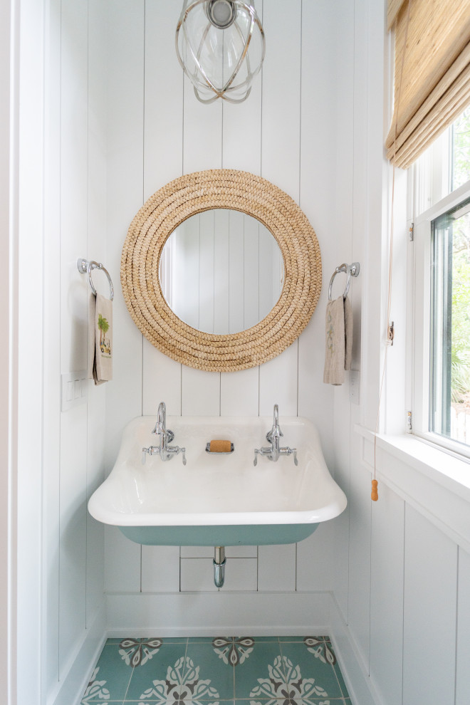 Cette image montre un WC et toilettes marin avec un mur blanc, un sol en carrelage de céramique, un lavabo suspendu, un sol multicolore et du lambris de bois.