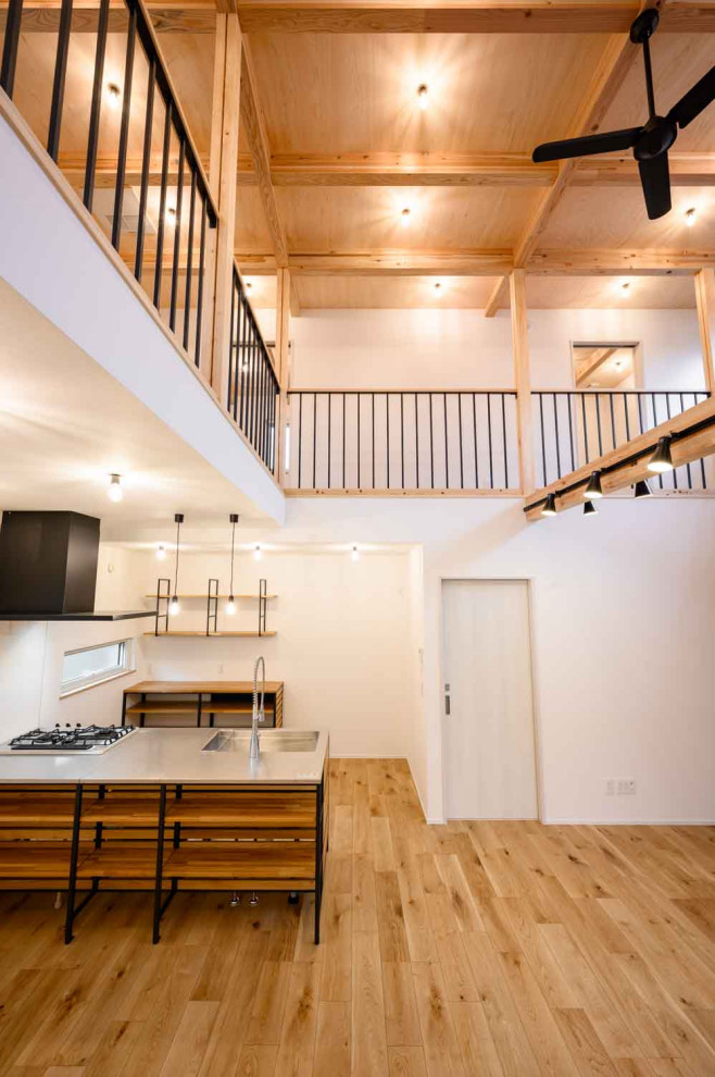 他の地域にあるおしゃれなリビングの写真