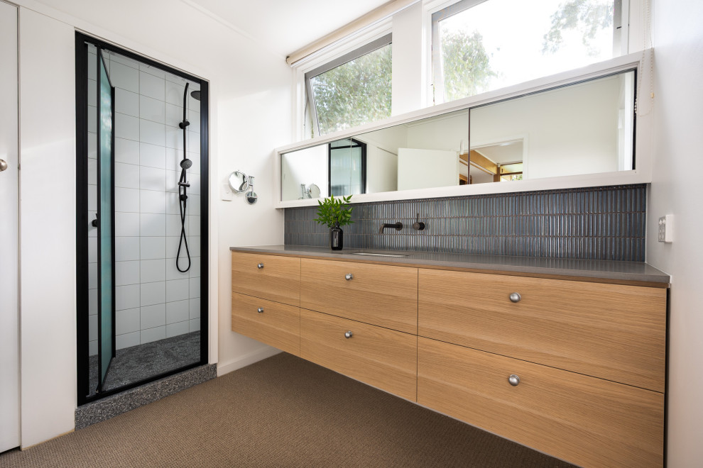 This is an example of a midcentury bathroom in Melbourne.