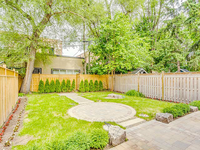 Home design - transitional home design idea in Toronto