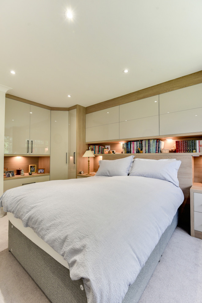 На фото: хозяйская спальня среднего размера: освещение в современном стиле с белыми стенами, ковровым покрытием и фиолетовым полом без камина