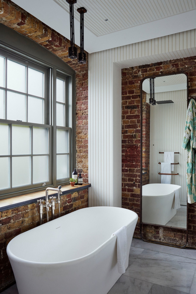 ロンドンにあるインダストリアルスタイルのおしゃれな浴室の写真