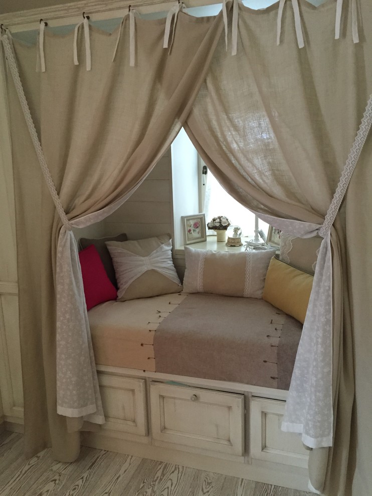 Уютный диванчик с декоративными подушками