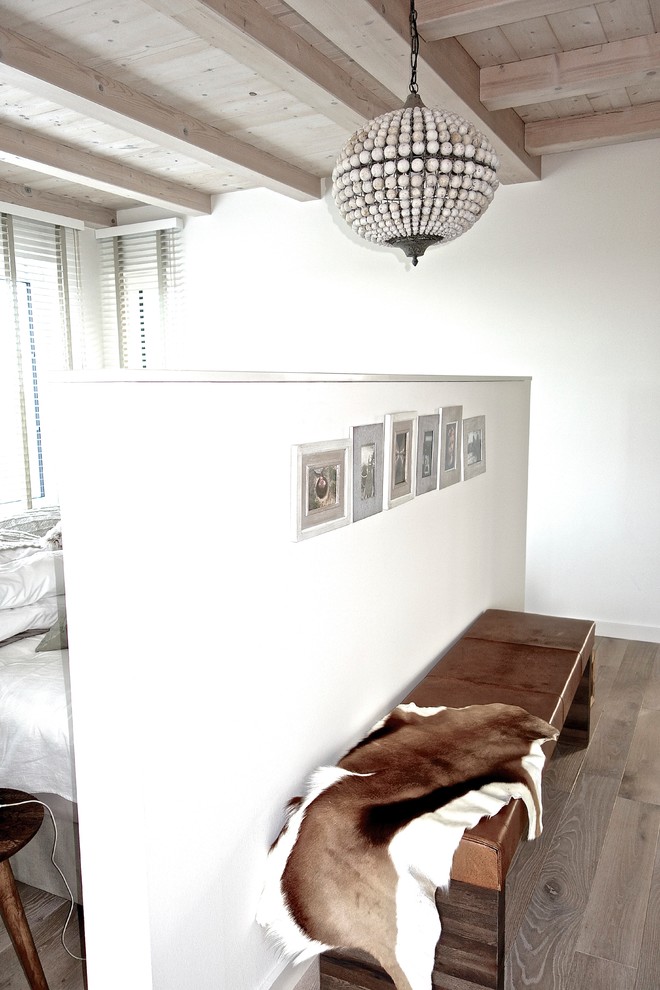 Geräumiger Country Flur mit weißer Wandfarbe in Berlin