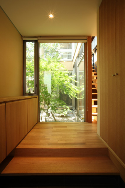 三鷹の家 moderno-entrada