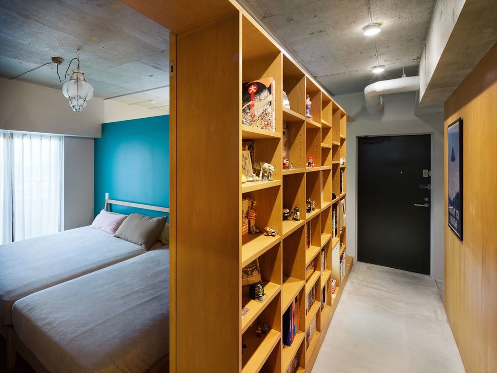 他の地域にあるインダストリアルスタイルのおしゃれな玄関ホール (マルチカラーの壁、コンクリートの床、黒いドア、グレーの床) の写真