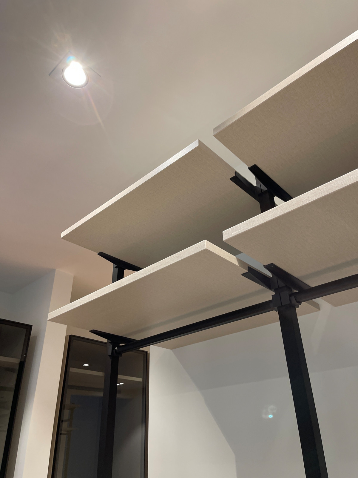 Распашной шкаф с системой RPE raumplus и Гардеробная система UNO raumplus