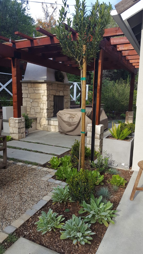 Geometrischer, Mittelgroßer, Halbschattiger Klassischer Gartenkamin hinter dem Haus mit Natursteinplatten in Orange County